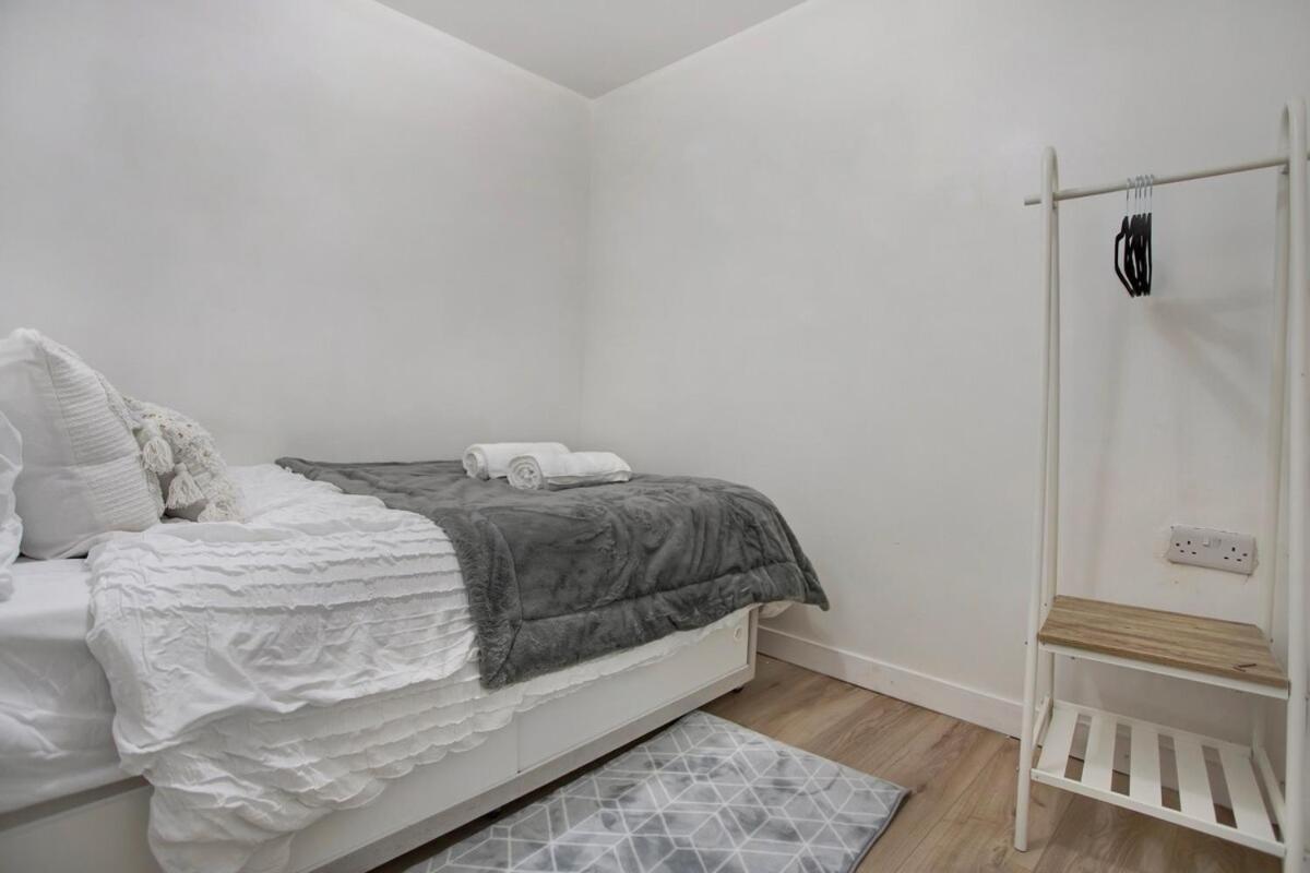 Apartment Cozy 3-bed 2bath House Near Lcy & Excel Sleeps 6 London