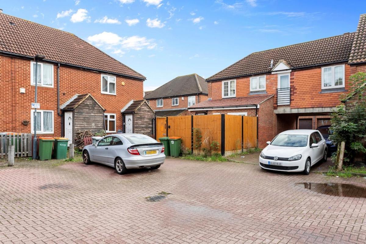Cozy 3-bed 2bath House Near Lcy & Excel Sleeps 6 Apartment London