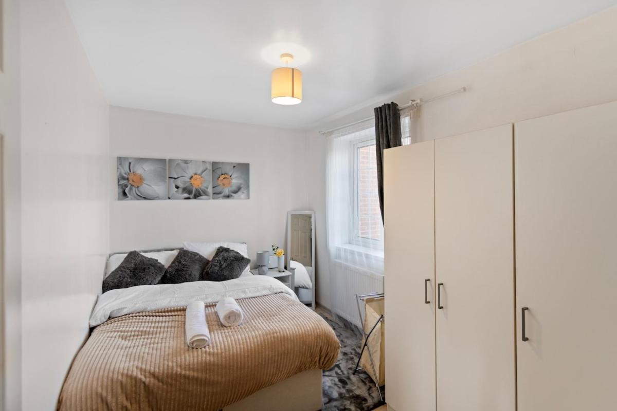 Cozy 3-bed 2bath House Near Lcy & Excel Sleeps 6 London