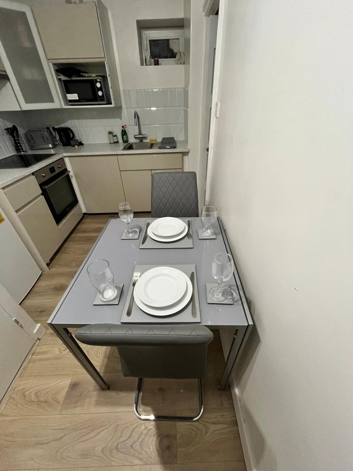 Cozy 3-bed 2bath House Near Lcy & Excel Sleeps 6 Apartment