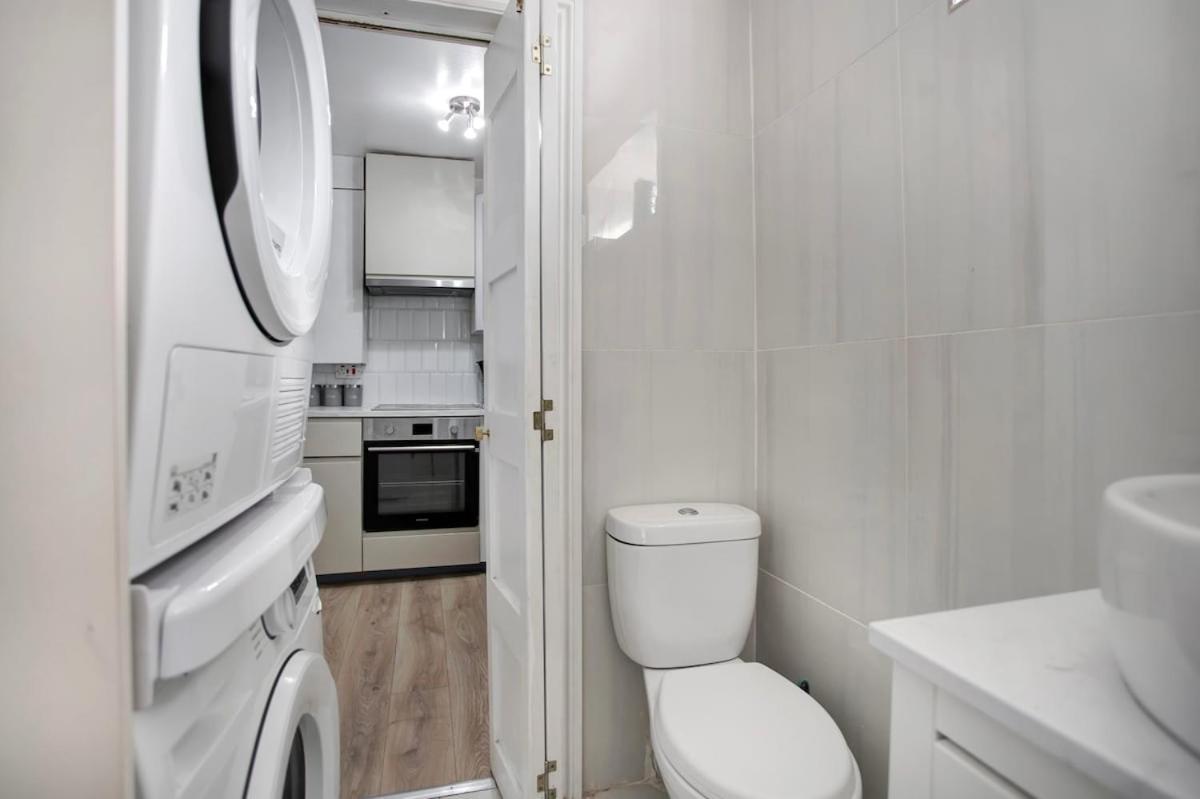 Apartment Cozy 3-bed 2bath House Near Lcy & Excel Sleeps 6 London