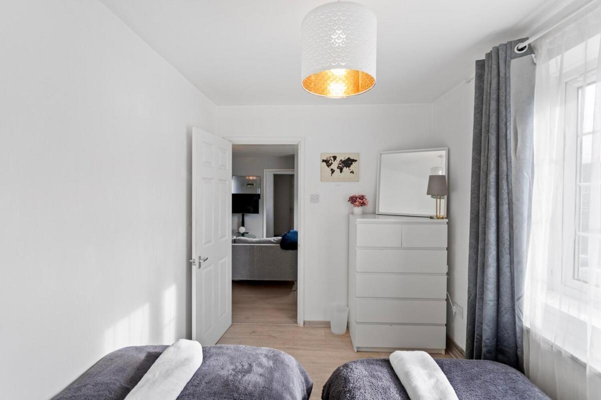 Cozy 3-bed 2bath House Near Lcy & Excel Sleeps 6 * London