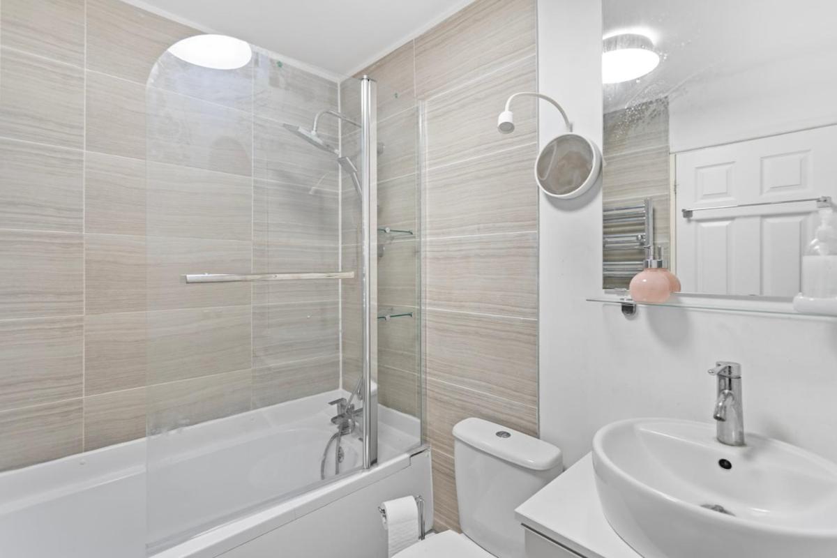 Cozy 3-bed 2bath House Near Lcy & Excel Sleeps 6