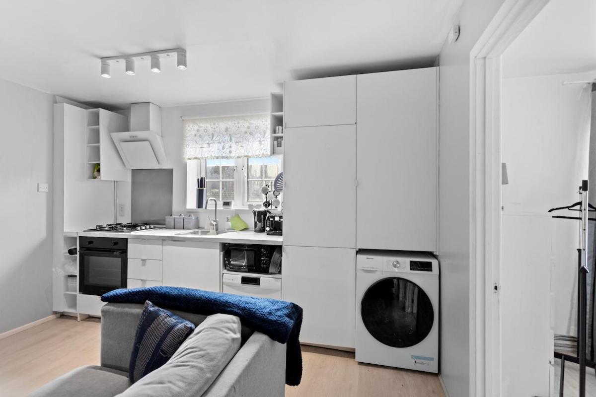 Apartment Cozy 3-bed 2bath House Near Lcy & Excel Sleeps 6 *